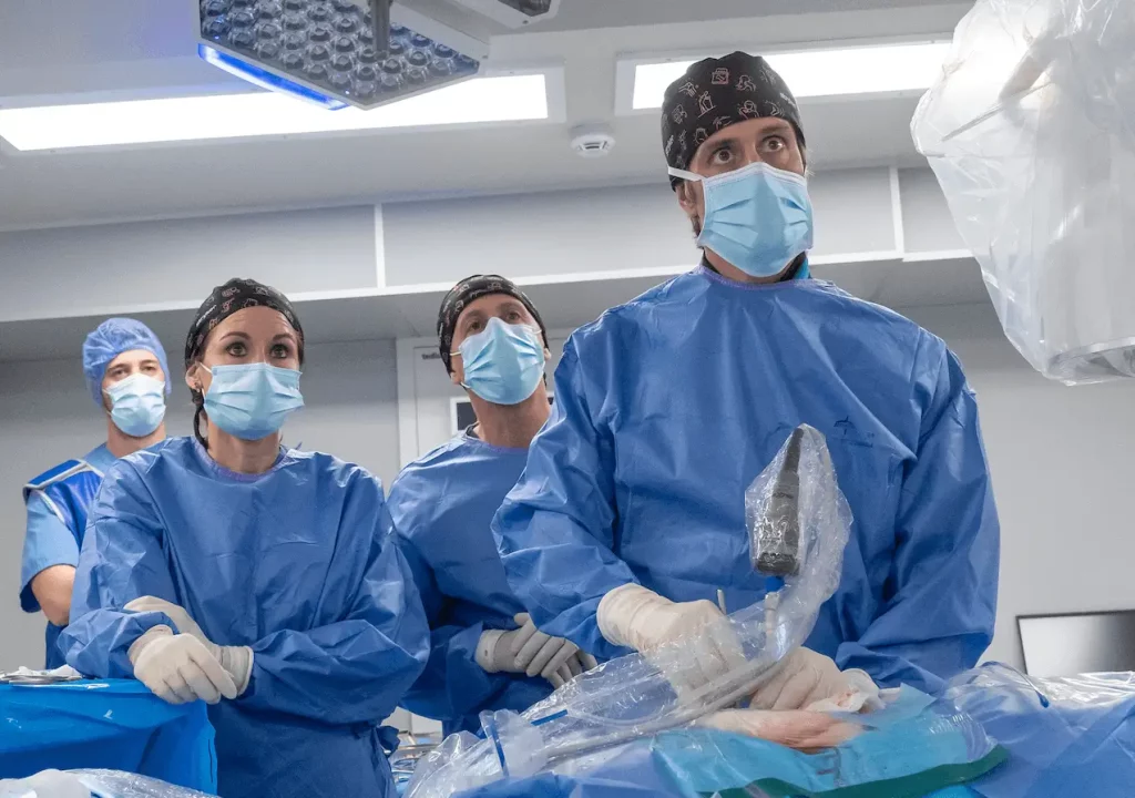 Equipo quirúrgico durante procedimiento endoscópico de columna en Complex Spine Institut
