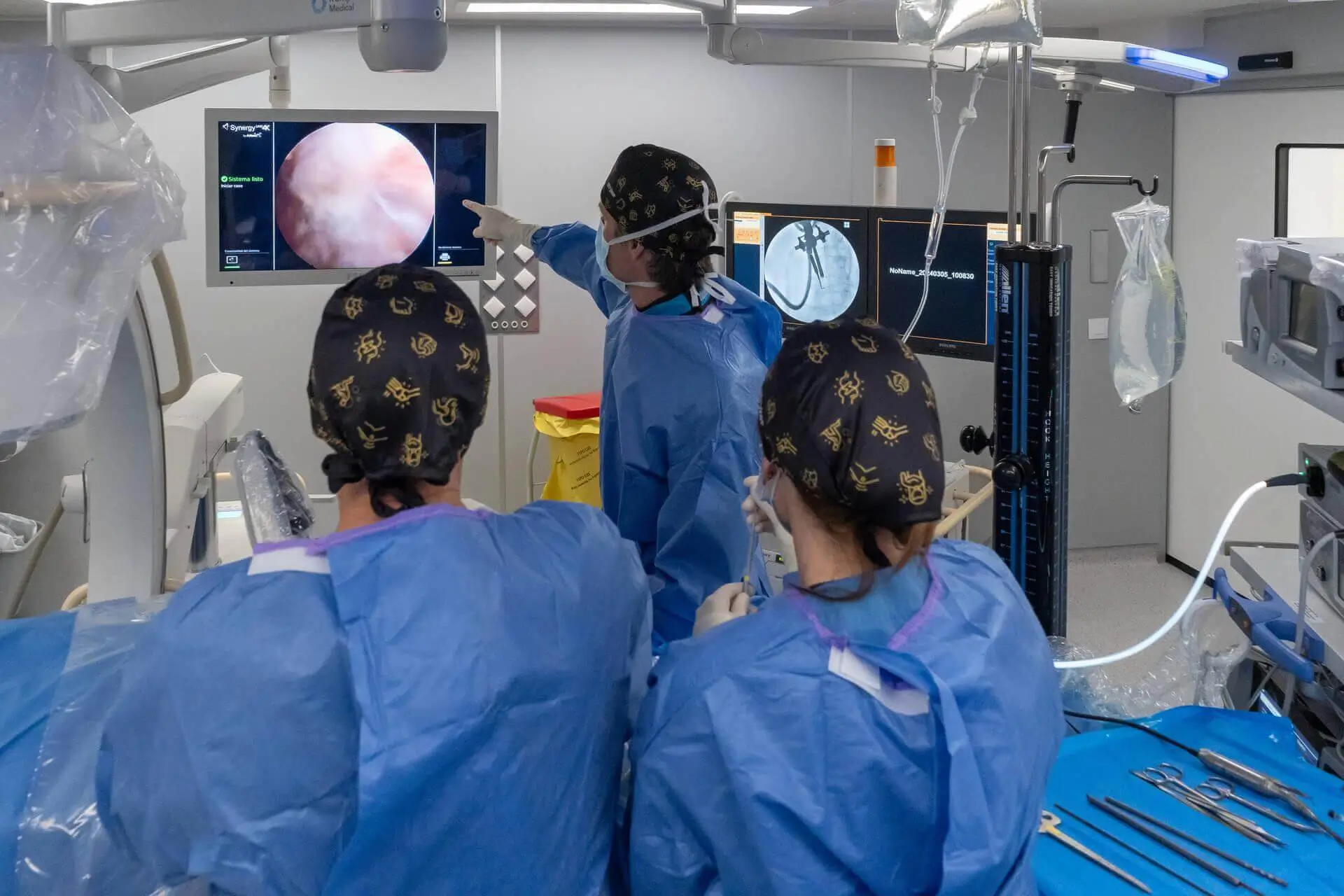 Cirujanos realizando intervención de columna guiada por imagenología avanzada