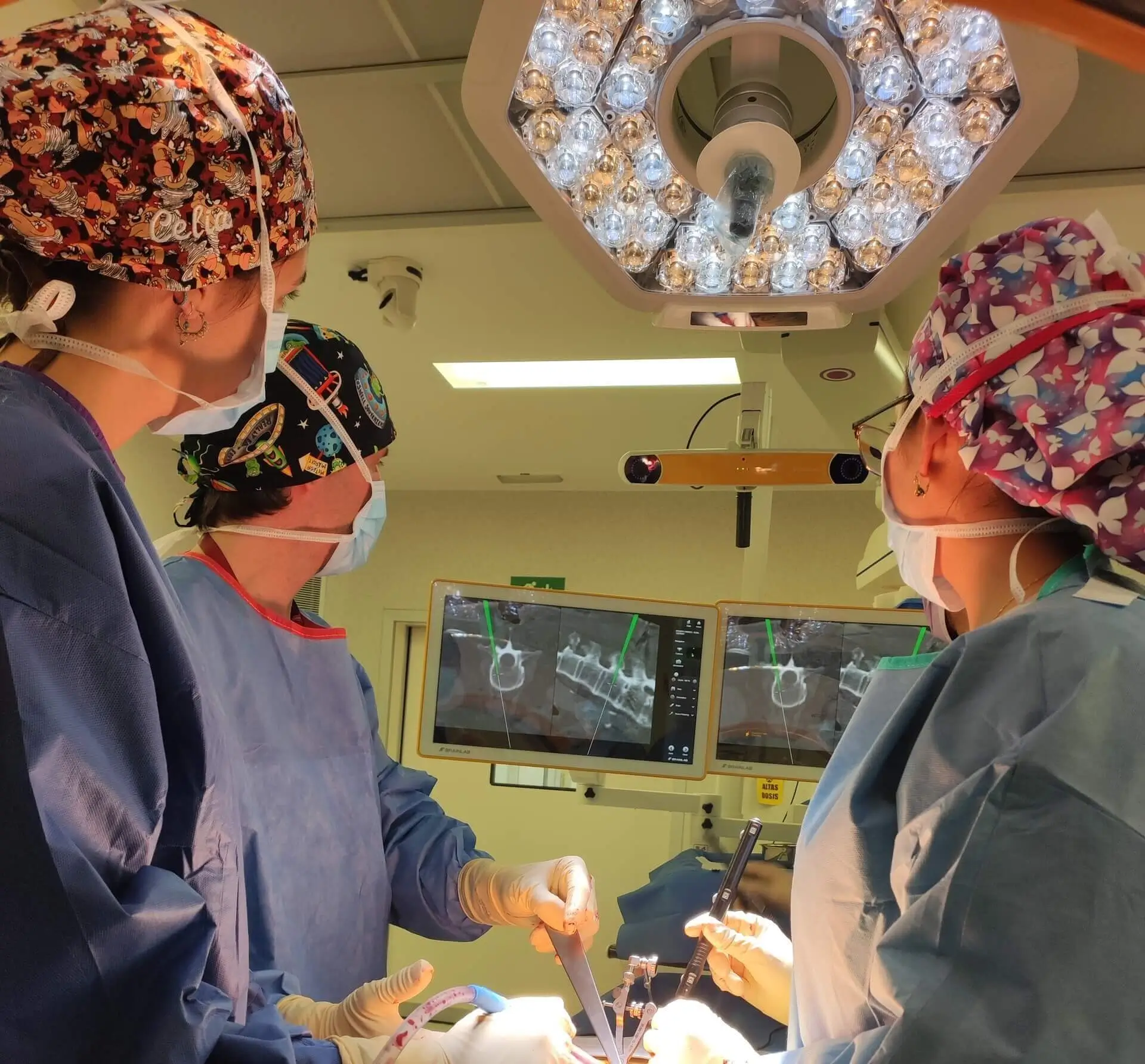 Equipo médico utilizando sistema de navegación quirúrgica asistida por imagen en operación de columna