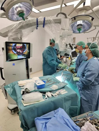 cirugia_microquirurgica_columna_quirofano cirugia_microquirurgica_columna_quirofano
