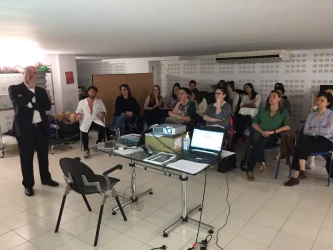 Cursos Formación Dr Gilete Sesión de formación médica dirigida por el Dr. Gilete con participación de especialistas en neurocirugía